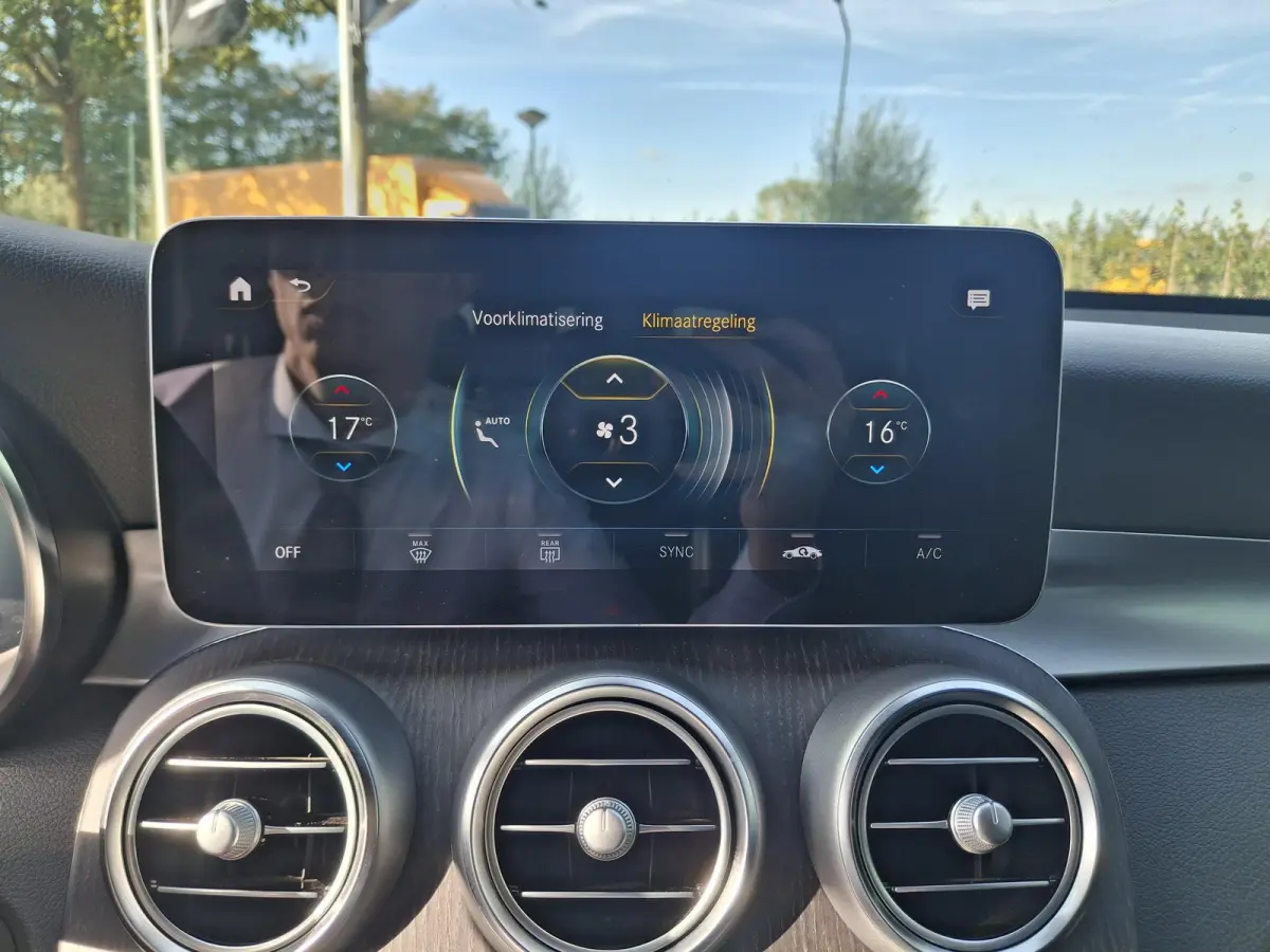 300e 4MATIC | LEER | ACHTERUITRIJCAMERA | ELEKTRISCHE TREKHAAK | NAVIGATIE | STOELVERWARMING | 20" VELGEN |