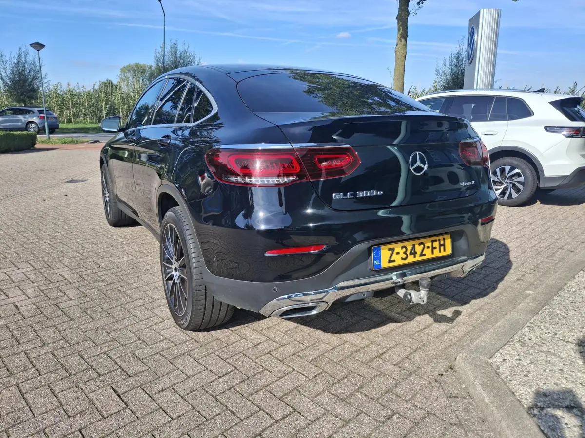 300e 4MATIC | LEER | ACHTERUITRIJCAMERA | ELEKTRISCHE TREKHAAK | NAVIGATIE | STOELVERWARMING | 20" VELGEN |