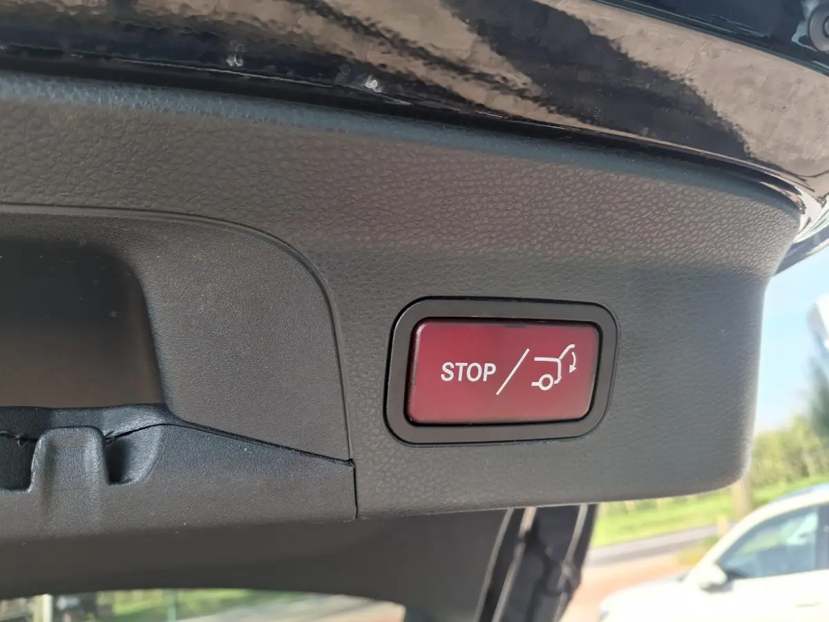 300e 4MATIC | LEER | ACHTERUITRIJCAMERA | ELEKTRISCHE TREKHAAK | NAVIGATIE | STOELVERWARMING | 20" VELGEN |