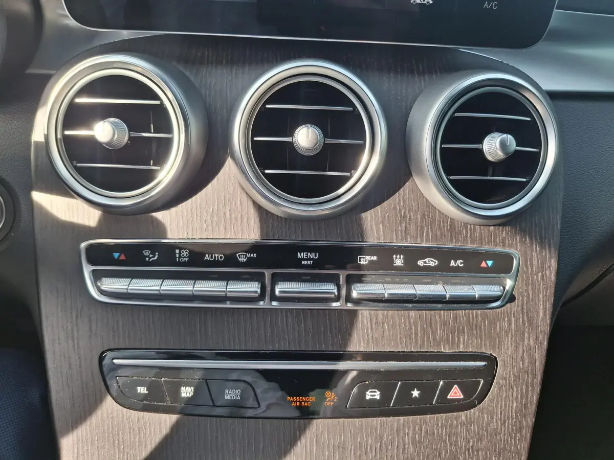 300e 4MATIC | LEER | ACHTERUITRIJCAMERA | ELEKTRISCHE TREKHAAK | NAVIGATIE | STOELVERWARMING | 20" VELGEN |