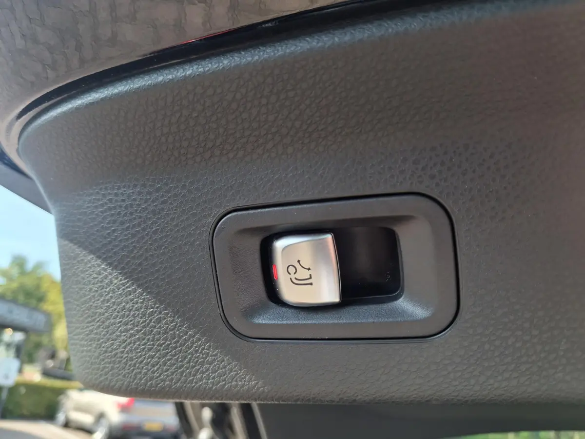 300e 4MATIC | LEER | ACHTERUITRIJCAMERA | ELEKTRISCHE TREKHAAK | NAVIGATIE | STOELVERWARMING | 20" VELGEN |