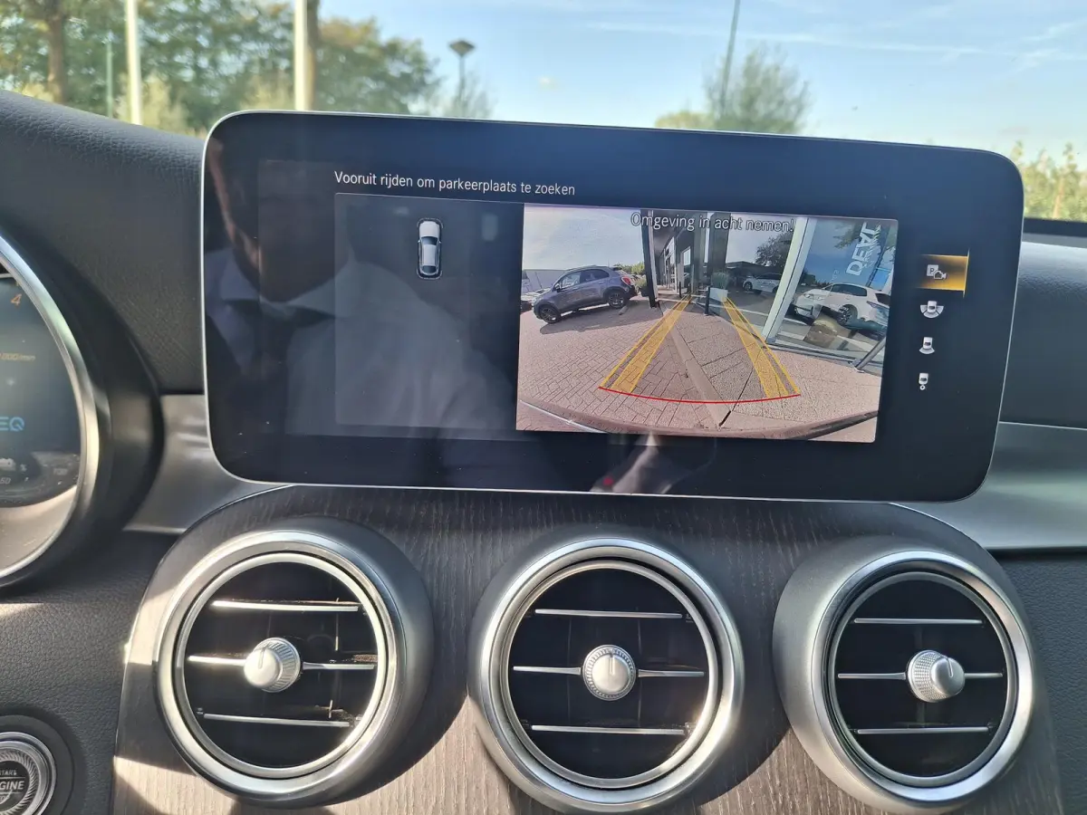 300e 4MATIC | LEER | ACHTERUITRIJCAMERA | ELEKTRISCHE TREKHAAK | NAVIGATIE | STOELVERWARMING | 20" VELGEN |