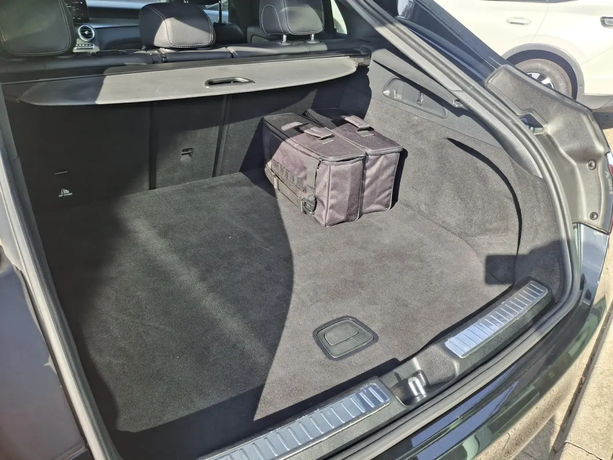 300e 4MATIC | LEER | ACHTERUITRIJCAMERA | ELEKTRISCHE TREKHAAK | NAVIGATIE | STOELVERWARMING | 20" VELGEN |
