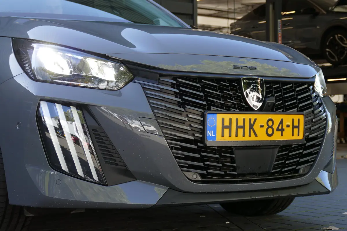 1.2 HYBRID 110PK ALLURE AUTOMAAT / CAMERA V+A / FULL-LED / 16"LMV / NAVI / CLIMA / PDC / BLUETOOTH / CRUISECONTROL / 1E EIGENAAR / SCHITTERENDE STAAT !!