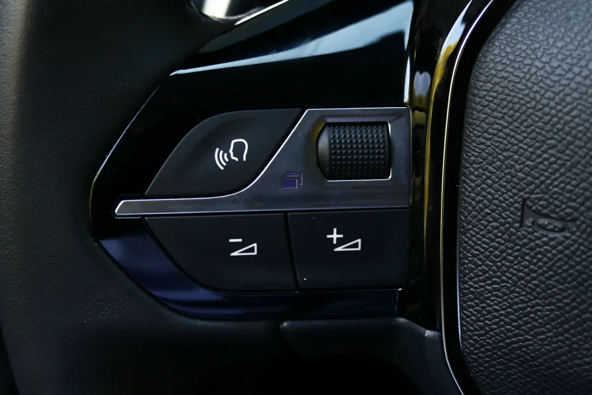 1.2 HYBRID 110PK ALLURE AUTOMAAT / CAMERA V+A / FULL-LED / 16"LMV / NAVI / CLIMA / PDC / BLUETOOTH / CRUISECONTROL / 1E EIGENAAR / SCHITTERENDE STAAT !!