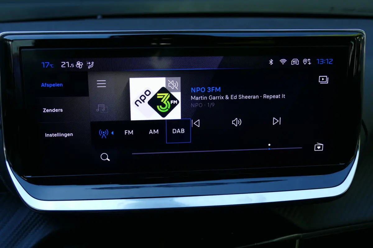 1.2 HYBRID 110PK ALLURE AUTOMAAT / CAMERA V+A / FULL-LED / 16"LMV / NAVI / CLIMA / PDC / BLUETOOTH / CRUISECONTROL / 1E EIGENAAR / SCHITTERENDE STAAT !!