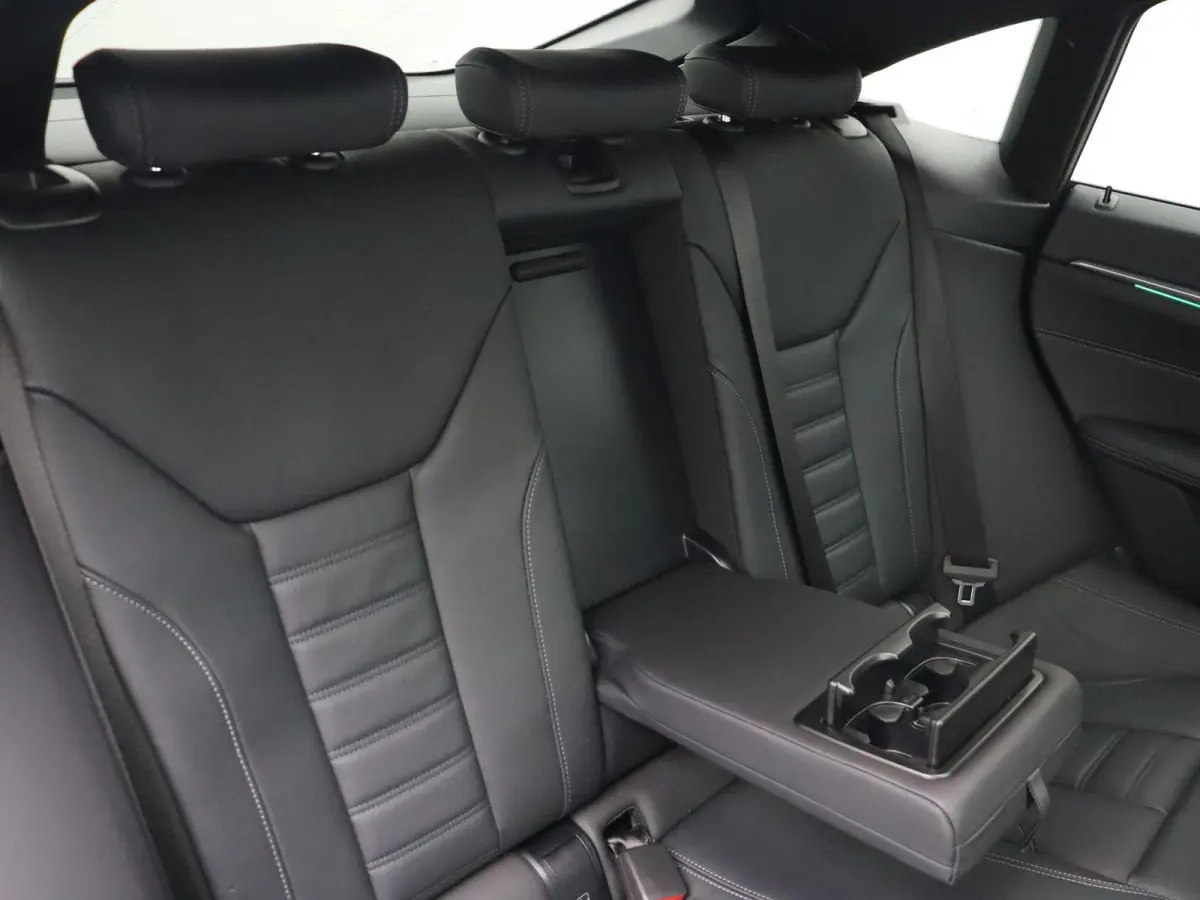 eDrive35 High Executive | M Sportpakket | Safety Pack | Trekhaak | Active Cruise Control | DAB | HiFi | 18''