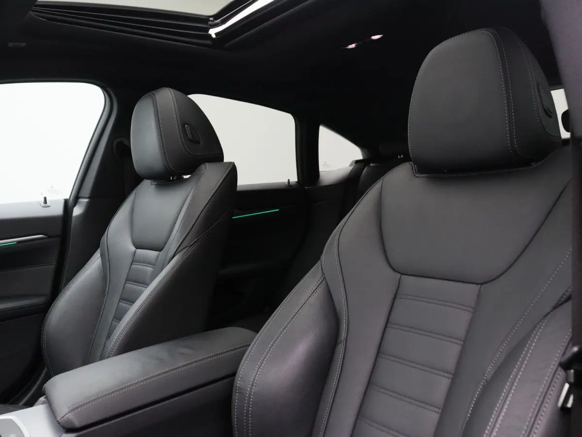 eDrive35 High Executive | M Sportpakket | Safety Pack | Trekhaak | Active Cruise Control | DAB | HiFi | 18''