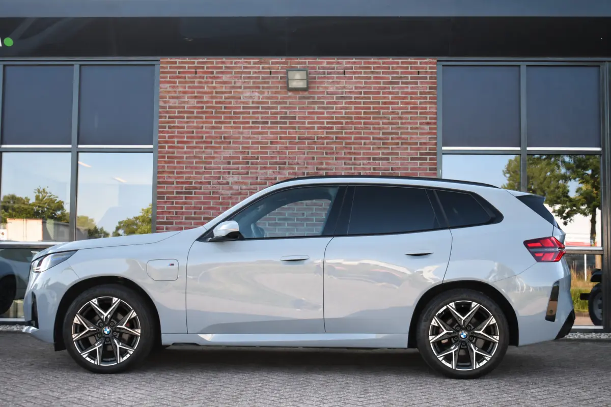 30e xDrive M-Sport Pano Trekhaak ACC H/K HUD 360 E-zetels