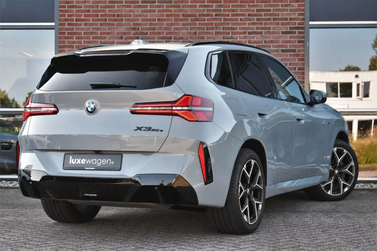 30e xDrive M-Sport Pano Trekhaak ACC H/K HUD 360 E-zetels
