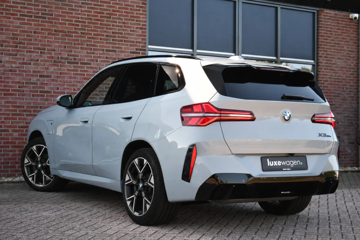 30e xDrive M-Sport Pano Trekhaak ACC H/K HUD 360 E-zetels