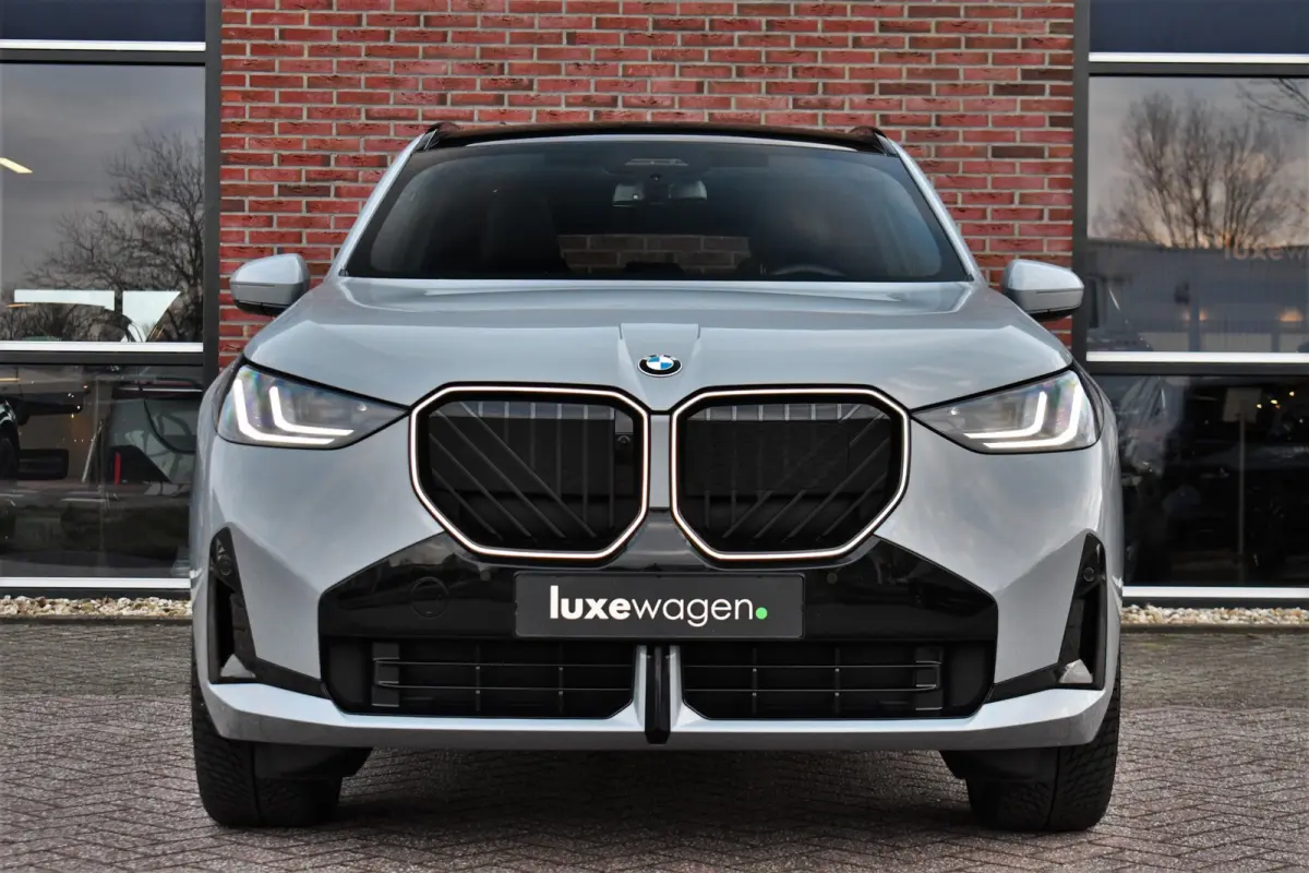 30e xDrive M-Sport Pano Trekhaak ACC H/K HUD 360 E-zetels