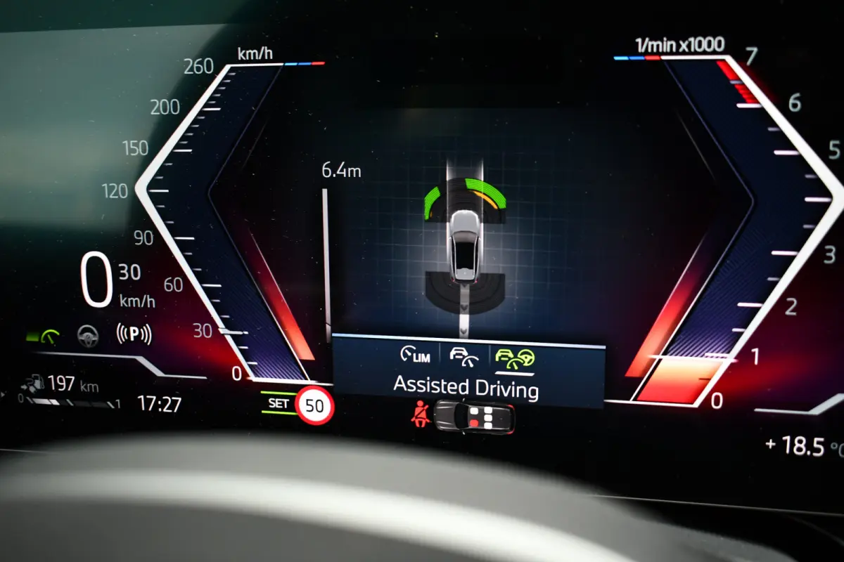 30e xDrive M-Sport Pano Trekhaak ACC H/K HUD 360 E-zetels