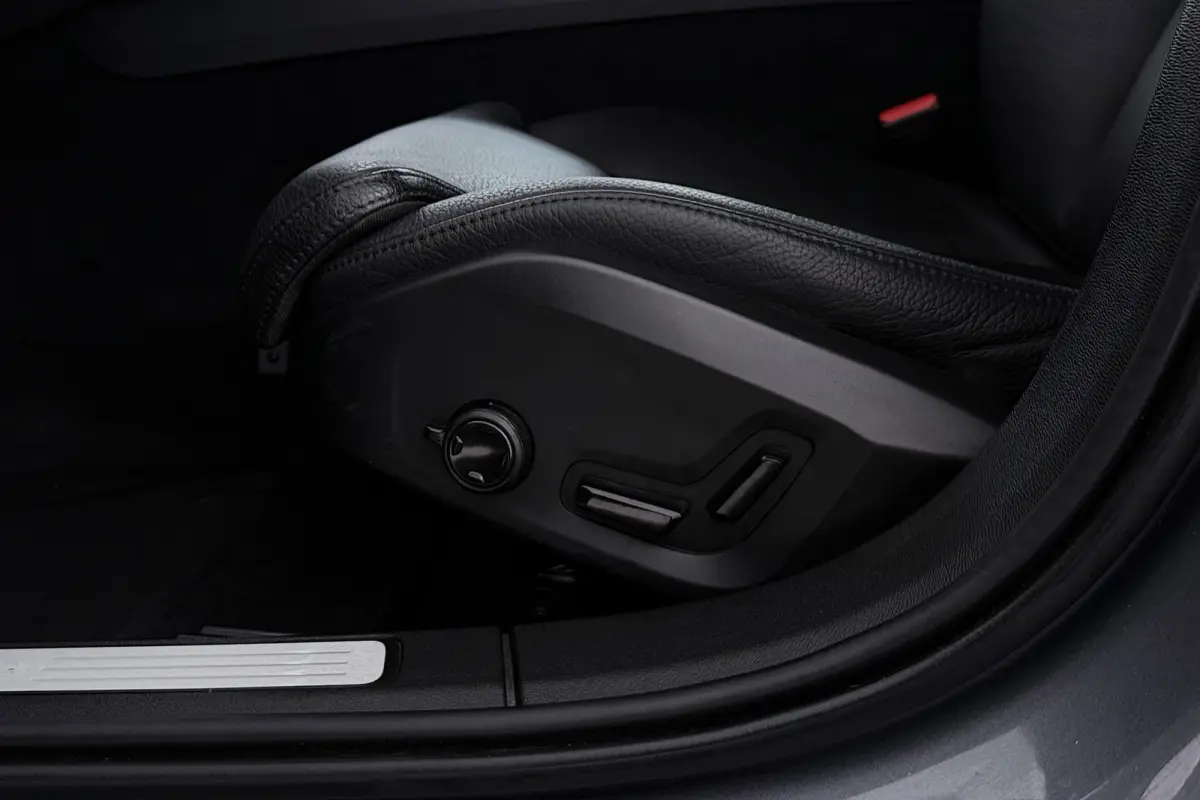 2.0 B4 Inscription | Trekhaak | Org NL | Comfortstoelen | Adap. Cruise | 360 Camera | CarPlay | Stuur-/Stoelverwarming |