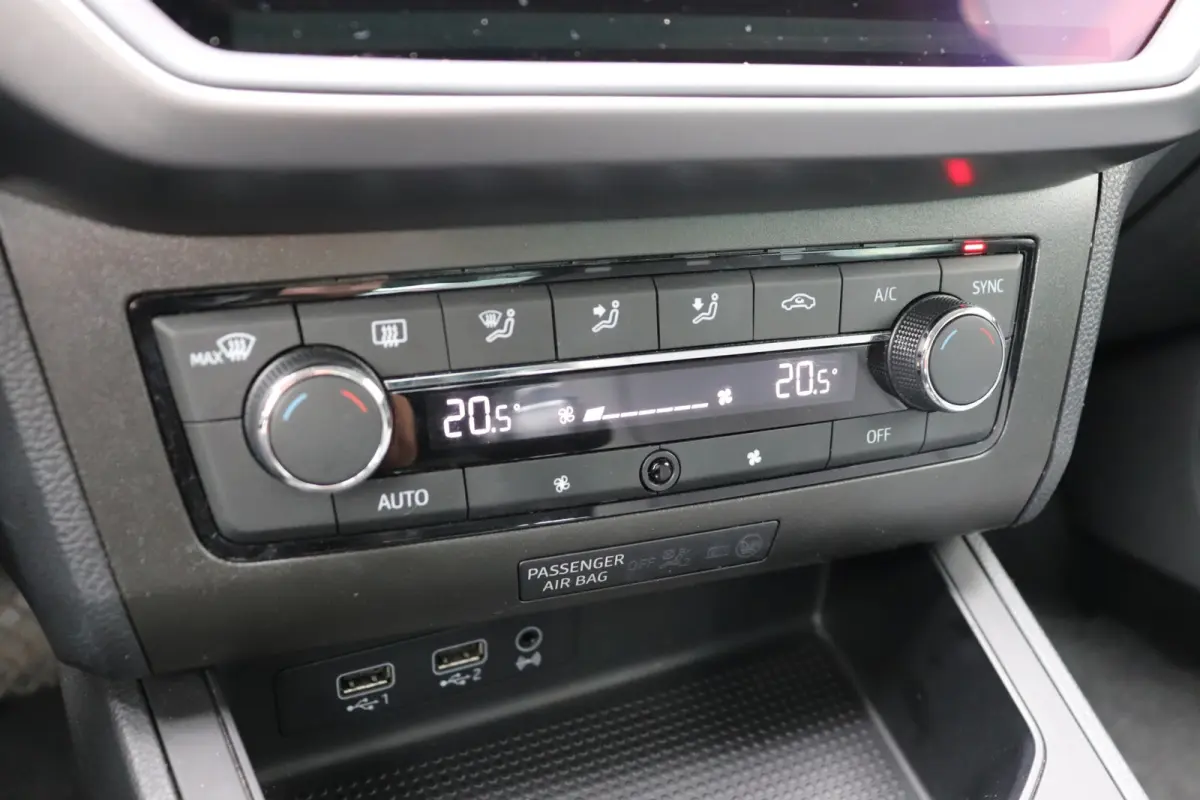 1.0 TSI Style Business Intense. Navigatie.