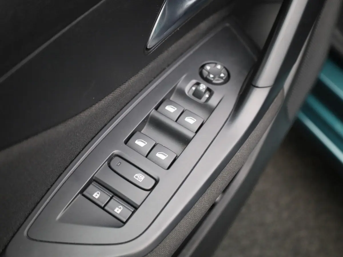 1.2 PureTech 130 S&S Active Pack | Apple Carplay / Android Auto | Stoelverwarming | Parkeersensoren |