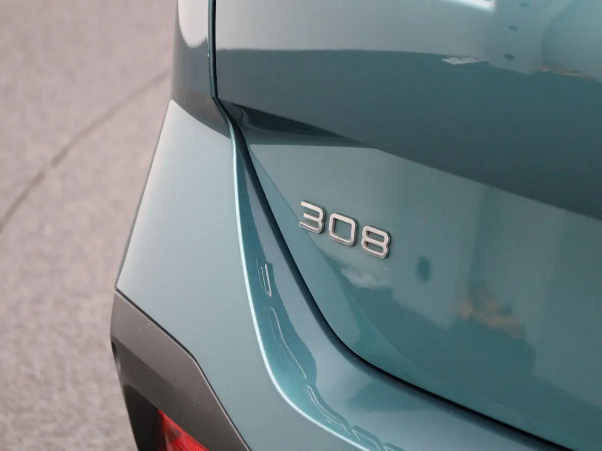 1.2 PureTech 130 S&S Active Pack | Apple Carplay / Android Auto | Stoelverwarming | Parkeersensoren |