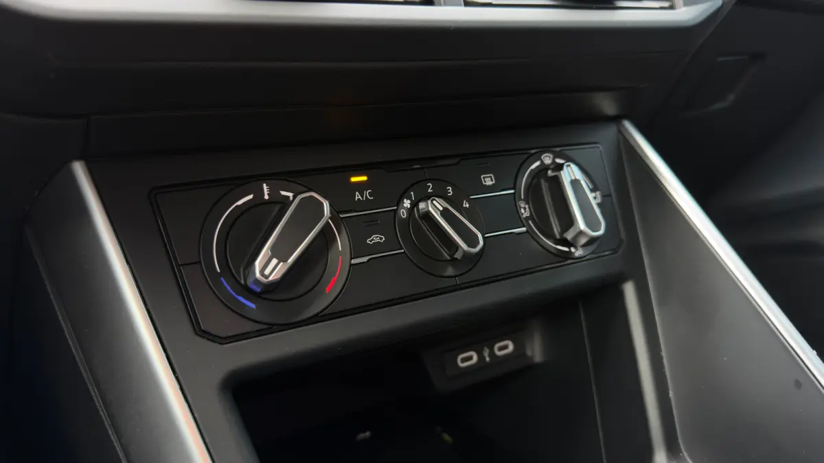 1.0TSI 95pk Life Edition | Camera | Apple Carplay | Navi | Parkeersensoren voor en achter (Park Distance Control) | Zijruiten achter en achterruit getint, 65% lichtabsorberend