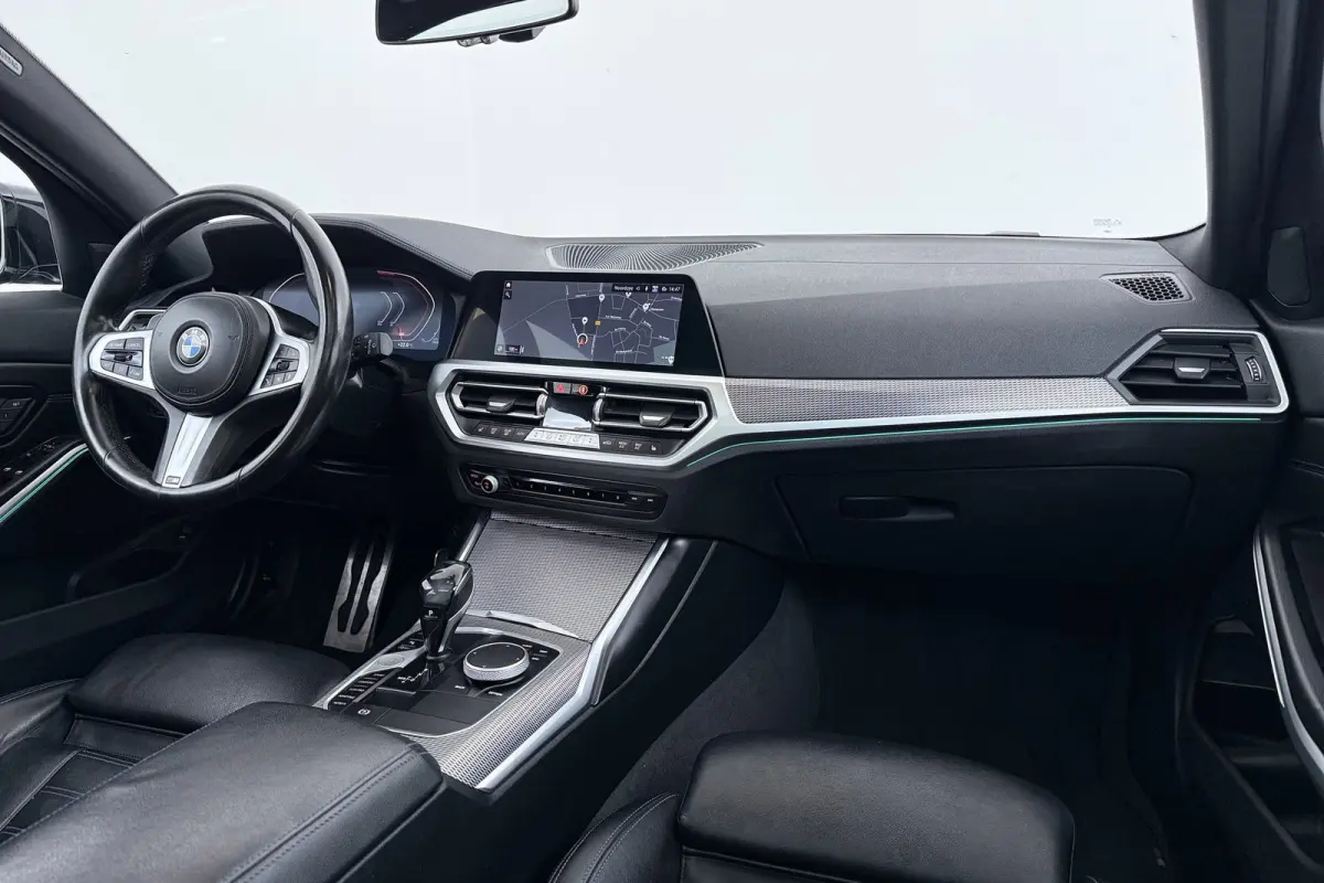 320i High Executive M-Sport | Trekhaak | Panoramadak | CarPlay | Leer | Sportstoelen | Stoelverwarming |