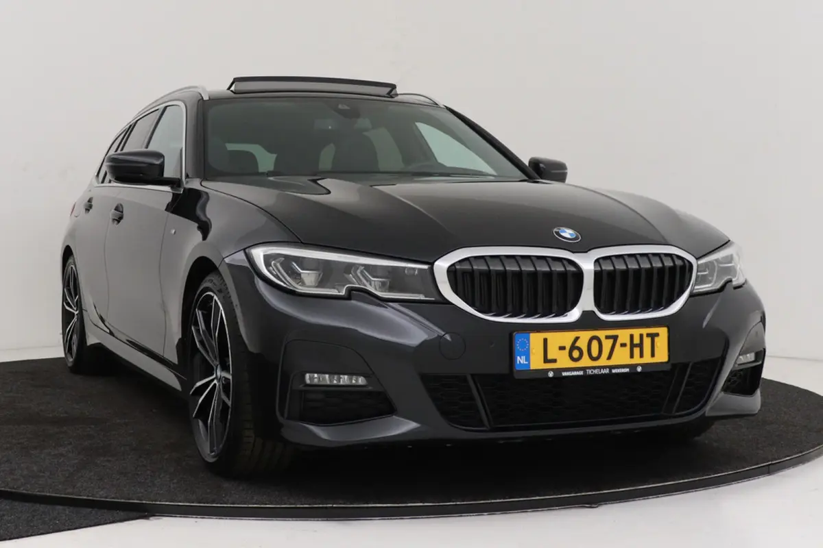 320i High Executive M-Sport | Trekhaak | Panoramadak | CarPlay | Leer | Sportstoelen | Stoelverwarming |