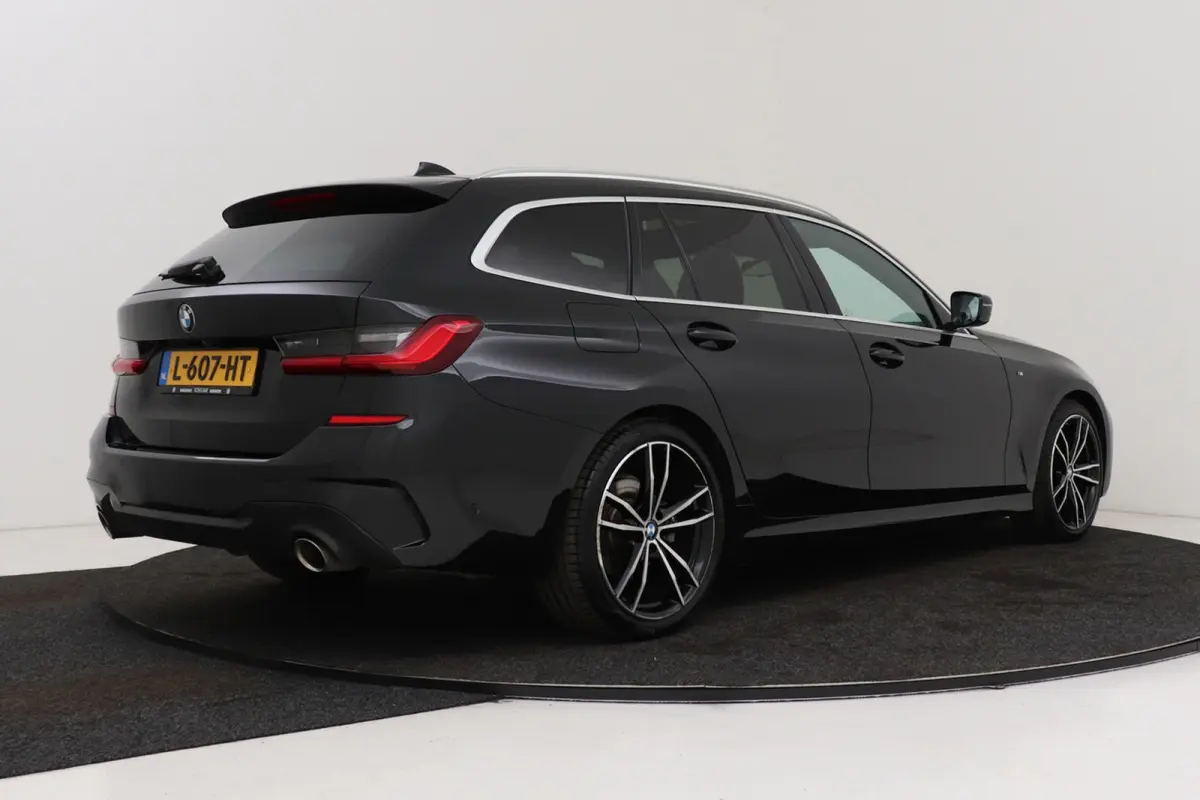 320i High Executive M-Sport | Trekhaak | Panoramadak | CarPlay | Leer | Sportstoelen | Stoelverwarming |