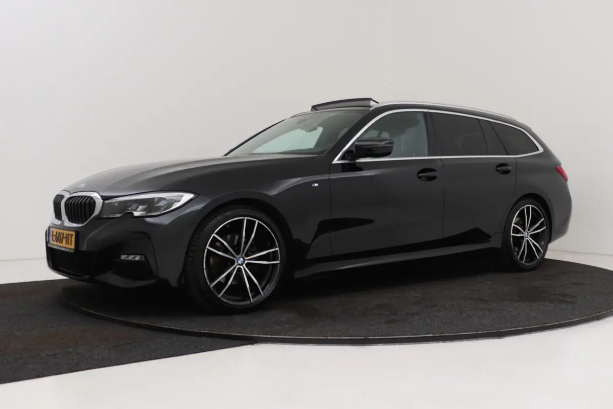 320i High Executive M-Sport | Trekhaak | Panoramadak | CarPlay | Leer | Sportstoelen | Stoelverwarming |