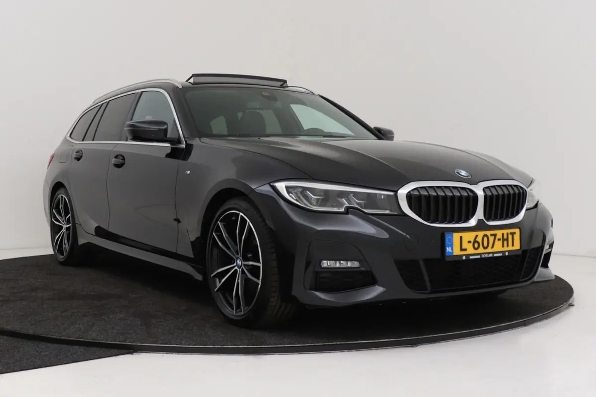320i High Executive M-Sport | Trekhaak | Panoramadak | CarPlay | Leer | Sportstoelen | Stoelverwarming |