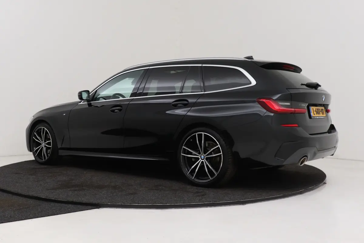 320i High Executive M-Sport | Trekhaak | Panoramadak | CarPlay | Leer | Sportstoelen | Stoelverwarming |