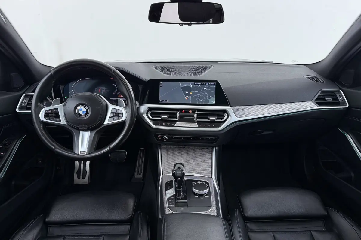320i High Executive M-Sport | Trekhaak | Panoramadak | CarPlay | Leer | Sportstoelen | Stoelverwarming |