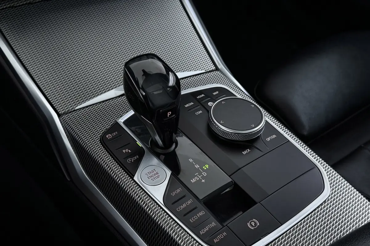 320i High Executive M-Sport | Trekhaak | Panoramadak | CarPlay | Leer | Sportstoelen | Stoelverwarming |