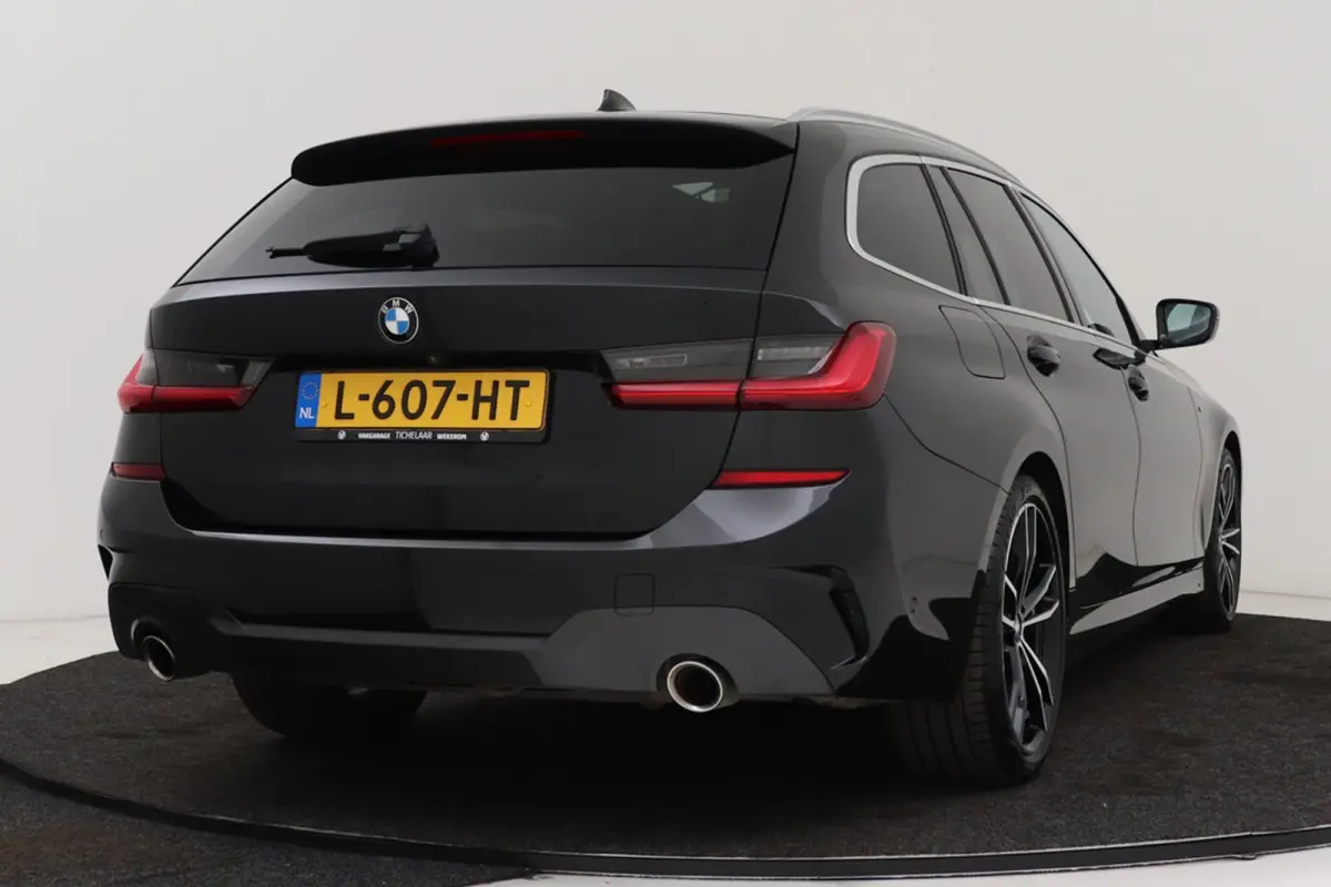320i High Executive M-Sport | Trekhaak | Panoramadak | CarPlay | Leer | Sportstoelen | Stoelverwarming |