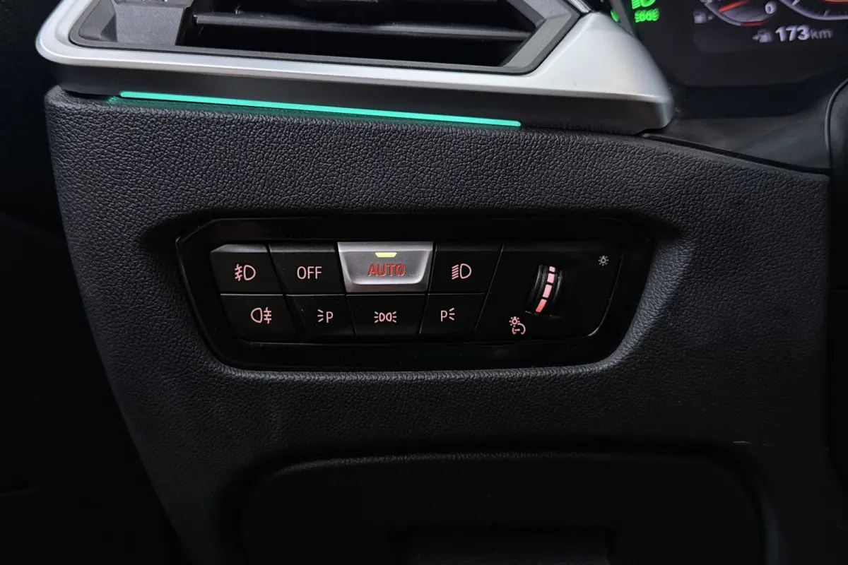320i High Executive M-Sport | Trekhaak | Panoramadak | CarPlay | Leer | Sportstoelen | Stoelverwarming |