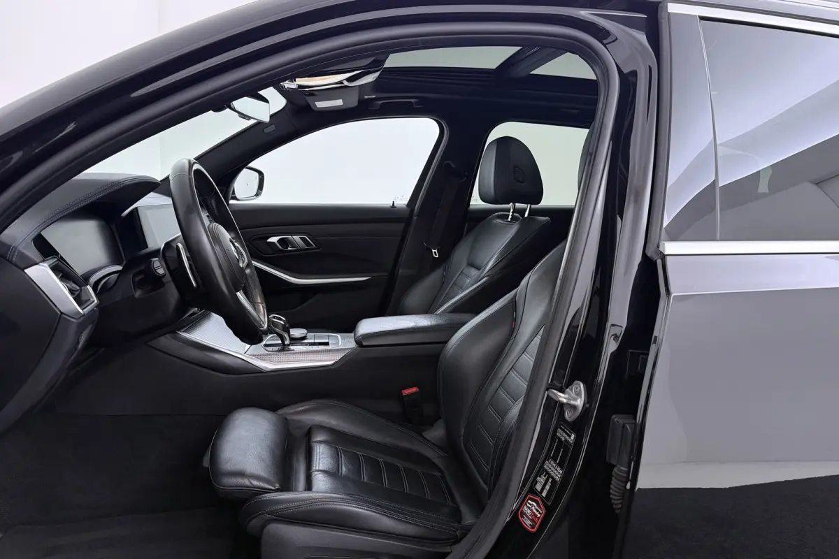320i High Executive M-Sport | Trekhaak | Panoramadak | CarPlay | Leer | Sportstoelen | Stoelverwarming |