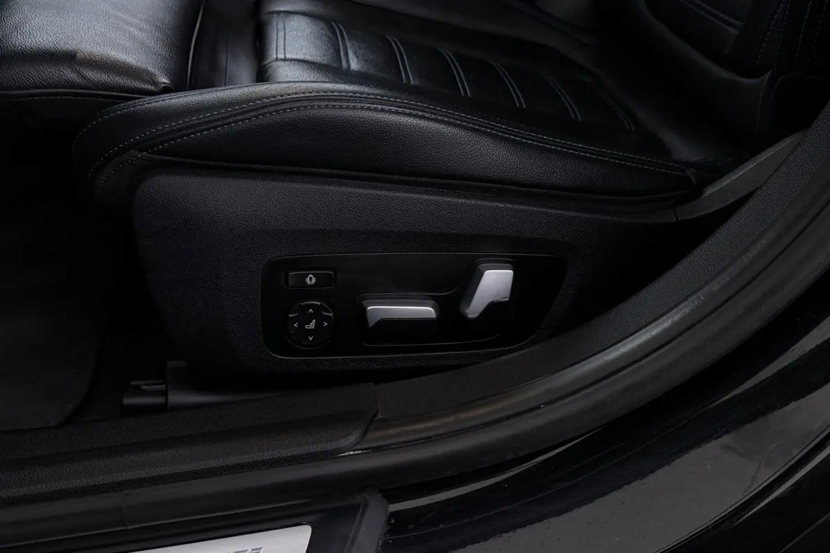 320i High Executive M-Sport | Trekhaak | Panoramadak | CarPlay | Leer | Sportstoelen | Stoelverwarming |