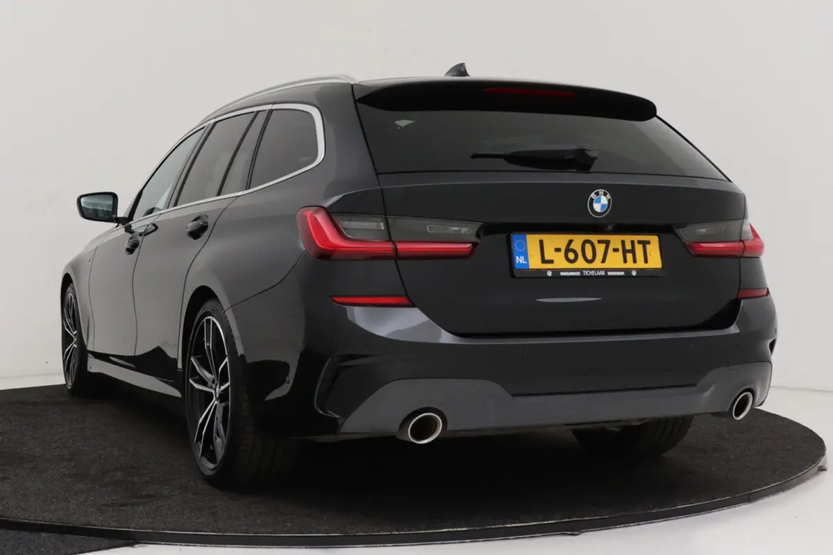 320i High Executive M-Sport | Trekhaak | Panoramadak | CarPlay | Leer | Sportstoelen | Stoelverwarming |