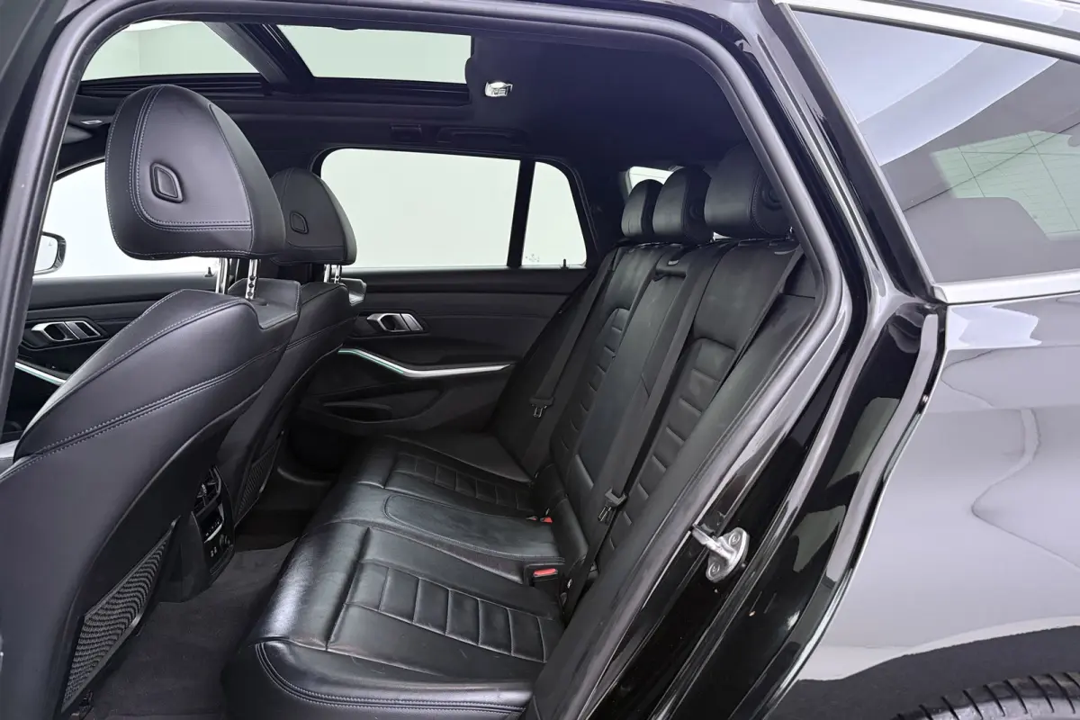 320i High Executive M-Sport | Trekhaak | Panoramadak | CarPlay | Leer | Sportstoelen | Stoelverwarming |