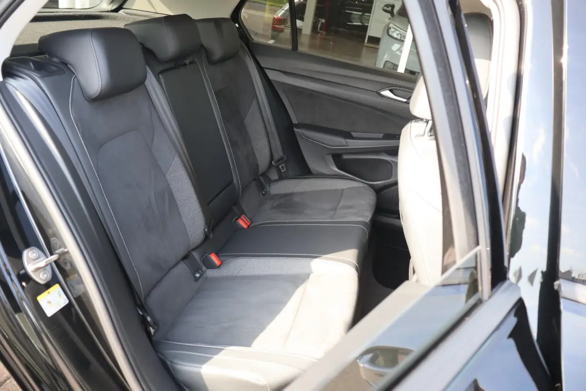 1.5 eHybrid 204pk Life Edition | SoH 100% | Trekhaak | Ergostoel | Camera | Keyless | Carplay