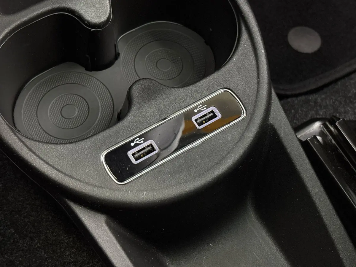 1.0 Hybrid Dolcevita | Navigatiesysteem | Climate Control | Parkeersensoren | Apple carplay/Android Auto | LMV 16" |