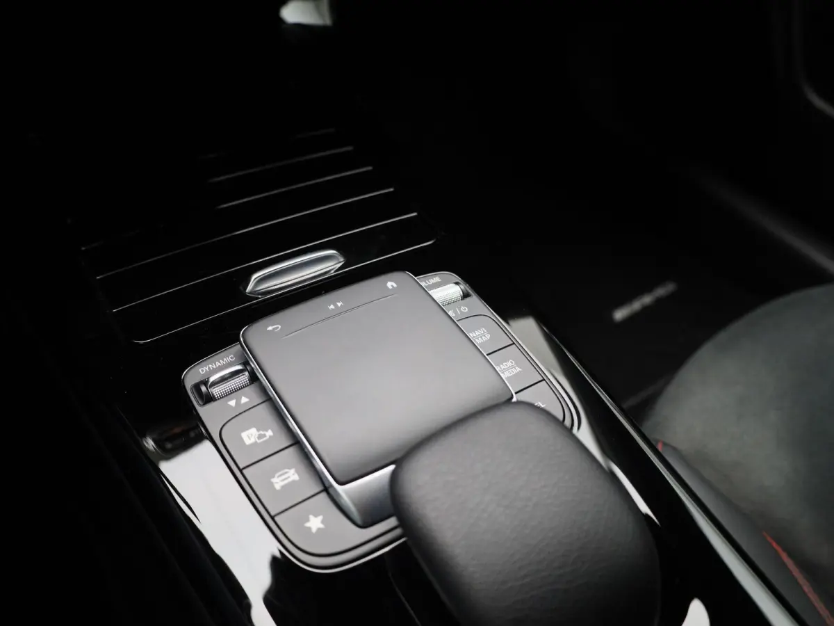 250 e Business Solution AMG Limited | Automaat | Stoel verwarming | Panorama dak | LMV | Focal Audio | Camera | Parkeer sensoren | Navigatie | Elec. Achterklep | Sfeer verlichting | Virtual 