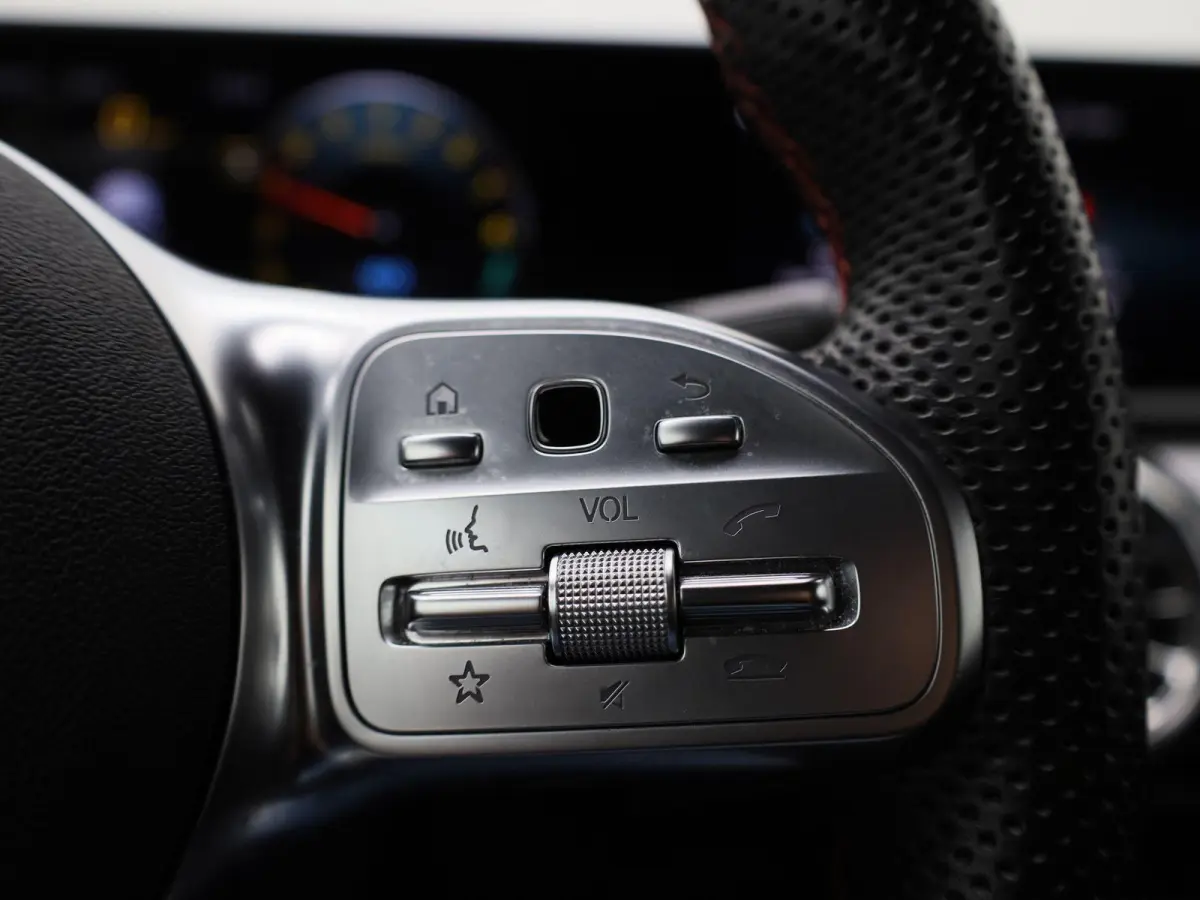 250 e Business Solution AMG Limited | Automaat | Stoel verwarming | Panorama dak | LMV | Focal Audio | Camera | Parkeer sensoren | Navigatie | Elec. Achterklep | Sfeer verlichting | Virtual 