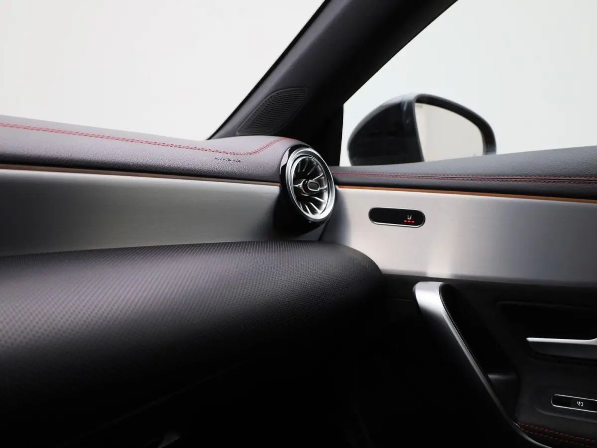 250 e Business Solution AMG Limited | Automaat | Stoel verwarming | Panorama dak | LMV | Focal Audio | Camera | Parkeer sensoren | Navigatie | Elec. Achterklep | Sfeer verlichting | Virtual 