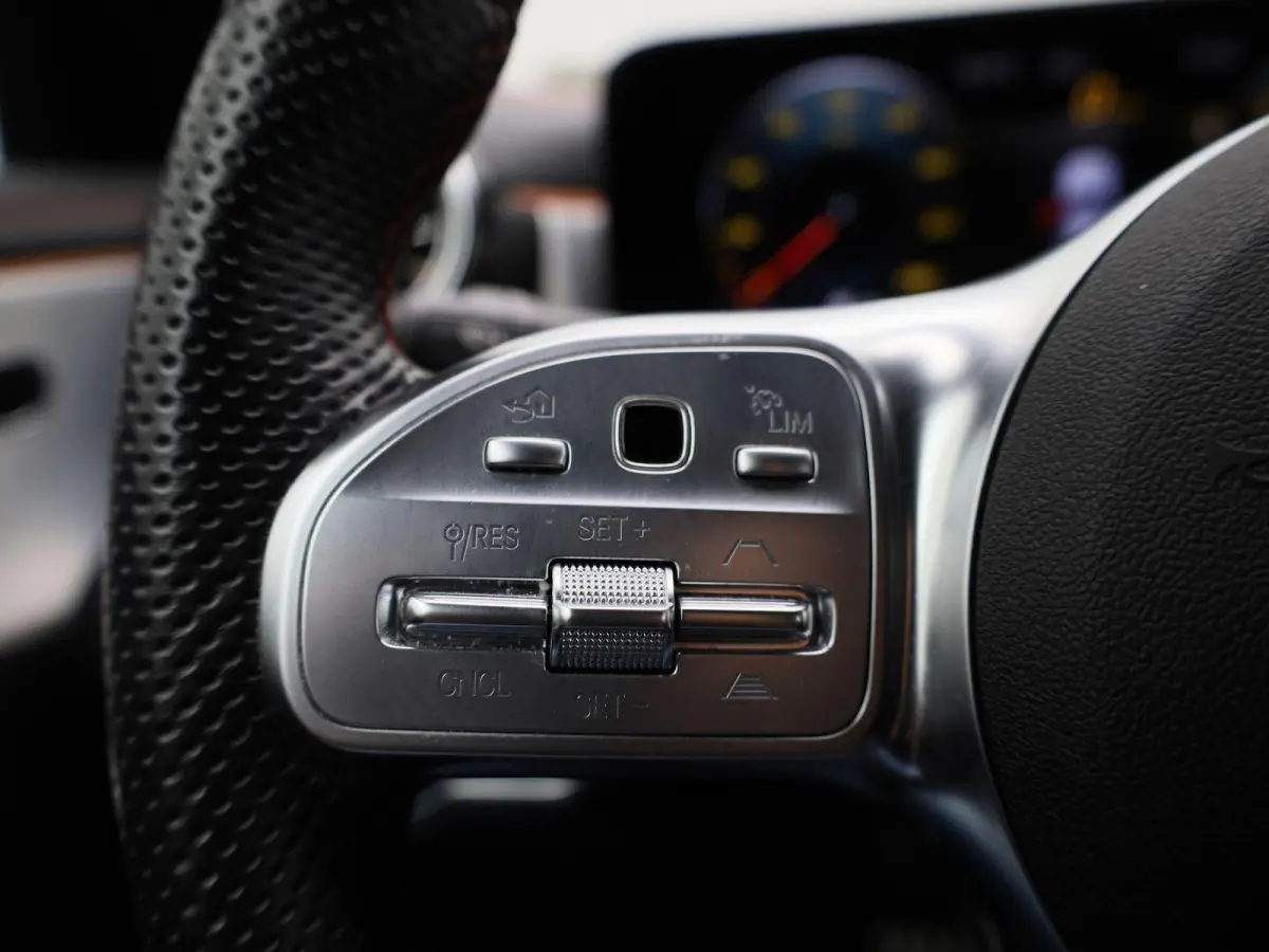 250 e Business Solution AMG Limited | Automaat | Stoel verwarming | Panorama dak | LMV | Focal Audio | Camera | Parkeer sensoren | Navigatie | Elec. Achterklep | Sfeer verlichting | Virtual 