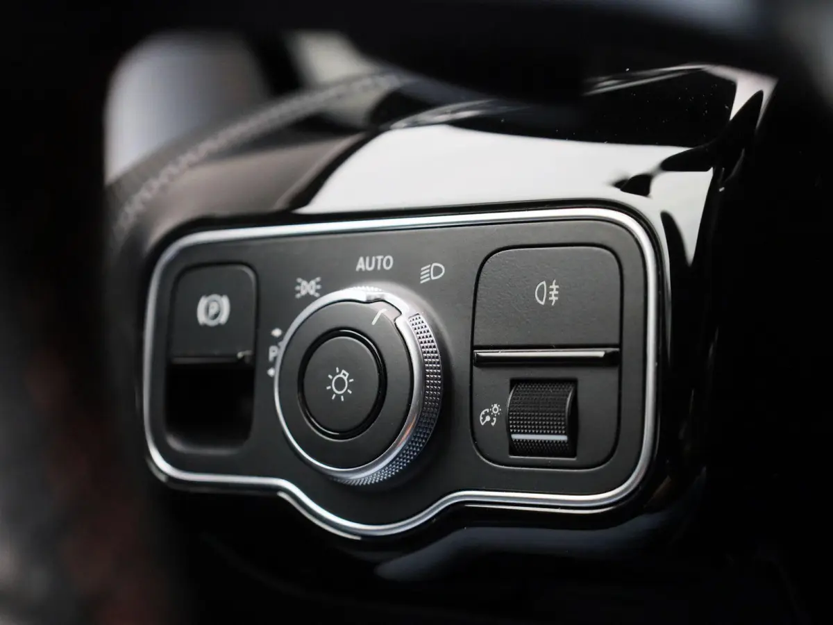 250 e Business Solution AMG Limited | Automaat | Stoel verwarming | Panorama dak | LMV | Focal Audio | Camera | Parkeer sensoren | Navigatie | Elec. Achterklep | Sfeer verlichting | Virtual 