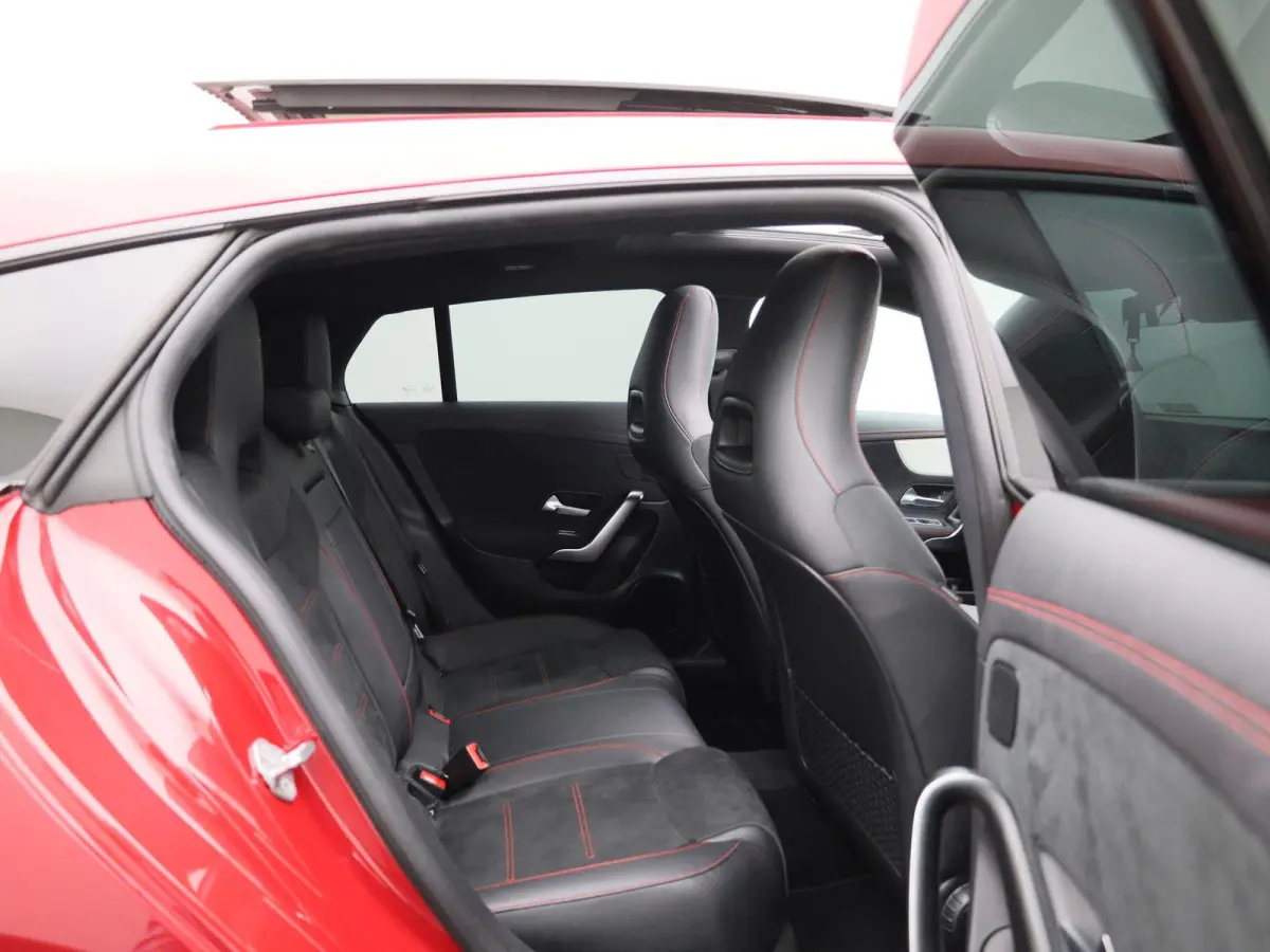 250 e Business Solution AMG Limited | Automaat | Stoel verwarming | Panorama dak | LMV | Focal Audio | Camera | Parkeer sensoren | Navigatie | Elec. Achterklep | Sfeer verlichting | Virtual 