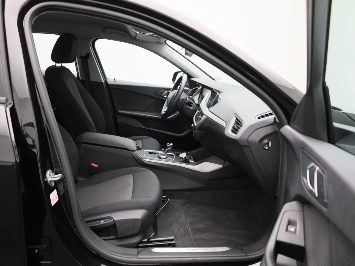 118i Business Edition | Automaat | Apple Carplay / Android Auto | Parkeer sensoren | Navigatie | Virtual cockpit | Cruise control | Bluetooth | Climate control | DAB |