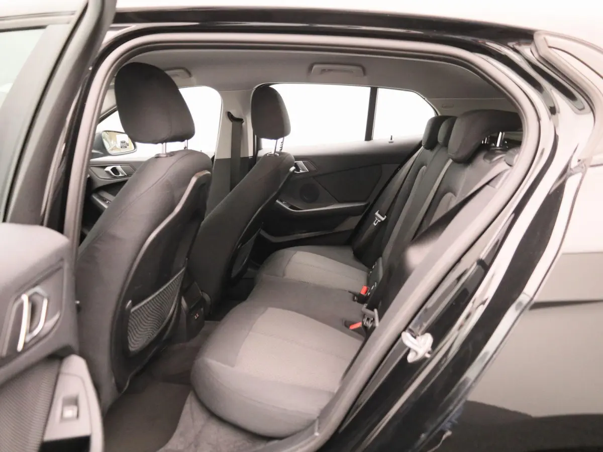 118i Business Edition | Automaat | Apple Carplay / Android Auto | Parkeer sensoren | Navigatie | Virtual cockpit | Cruise control | Bluetooth | Climate control | DAB |