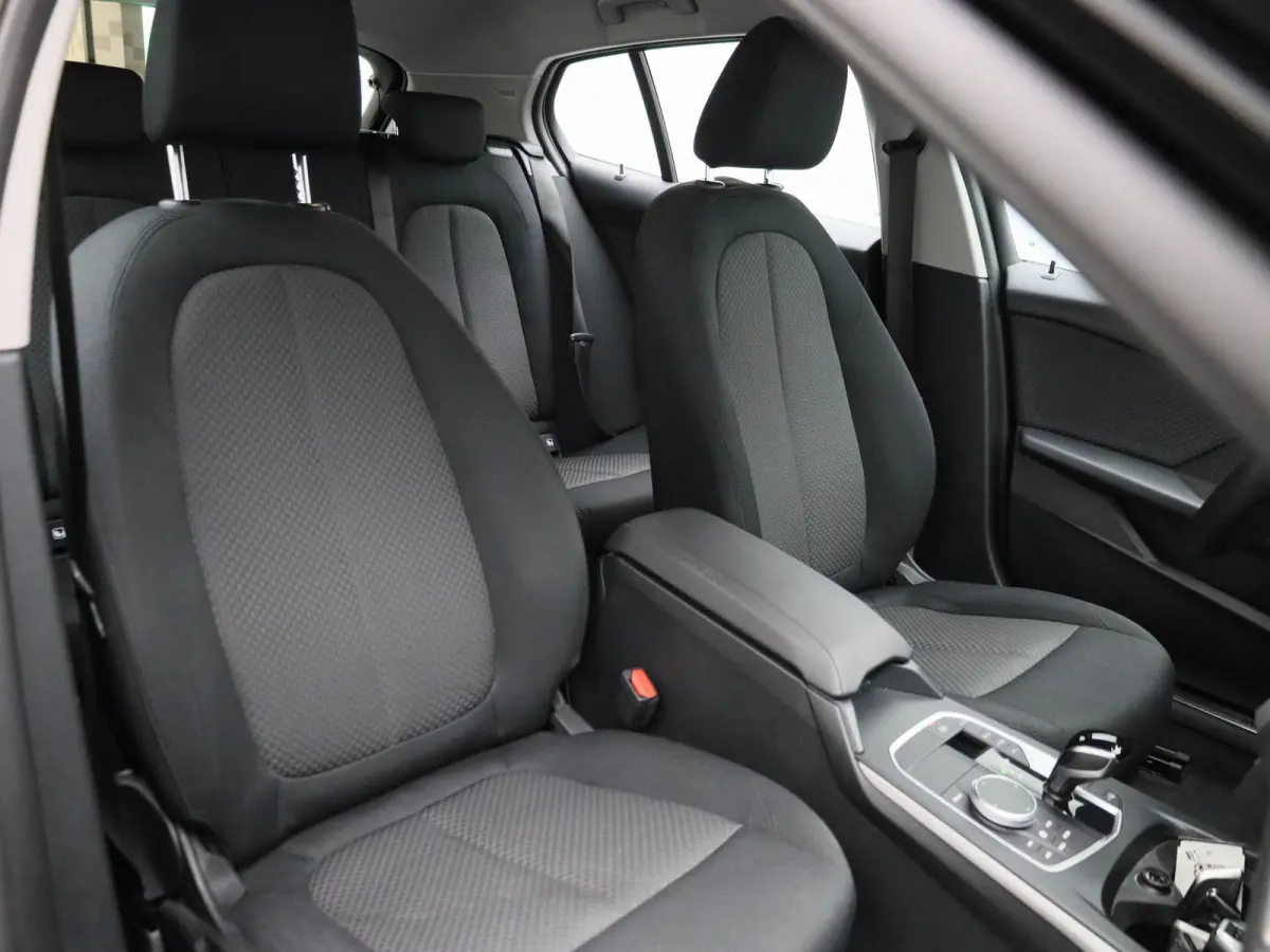 118i Business Edition | Automaat | Apple Carplay / Android Auto | Parkeer sensoren | Navigatie | Virtual cockpit | Cruise control | Bluetooth | Climate control | DAB |