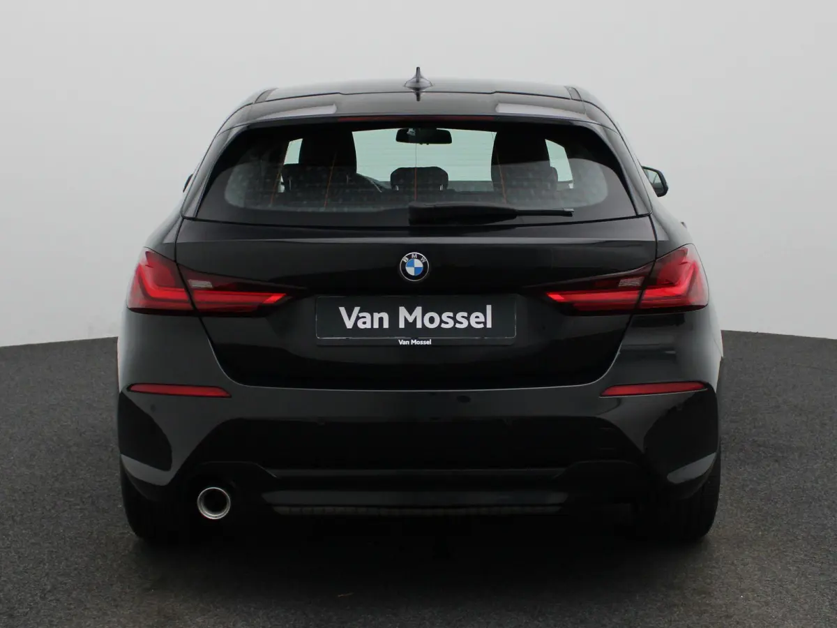118i Business Edition | Automaat | Apple Carplay / Android Auto | Parkeer sensoren | Navigatie | Virtual cockpit | Cruise control | Bluetooth | Climate control | DAB |