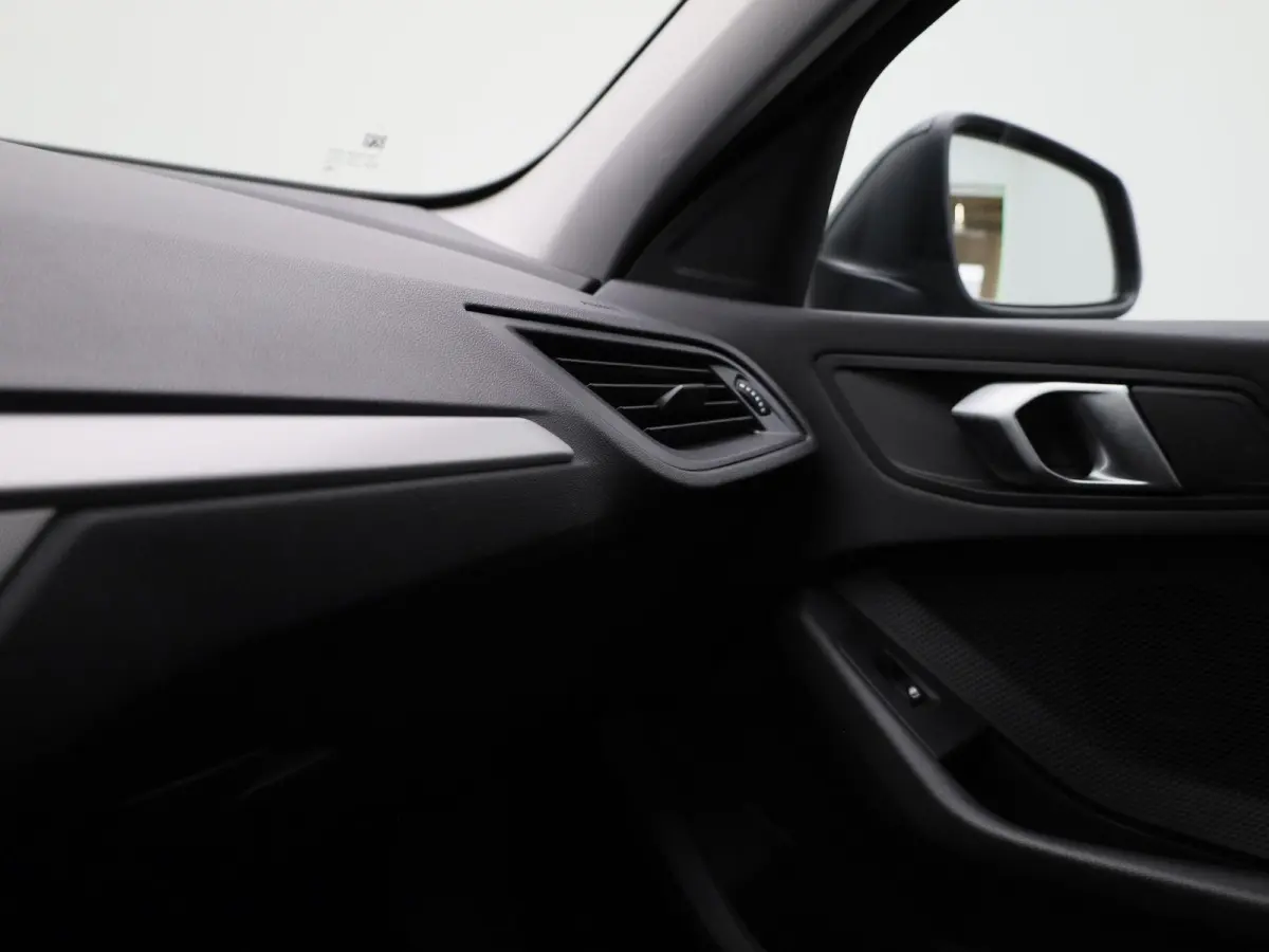 118i Business Edition | Automaat | Apple Carplay / Android Auto | Parkeer sensoren | Navigatie | Virtual cockpit | Cruise control | Bluetooth | Climate control | DAB |