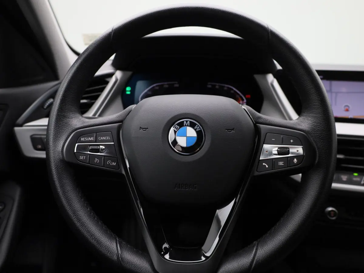 118i Business Edition | Automaat | Apple Carplay / Android Auto | Parkeer sensoren | Navigatie | Virtual cockpit | Cruise control | Bluetooth | Climate control | DAB |